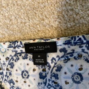 Ann Taylor v neck top with short flutter sleeves. Size medium. Excellent cond
